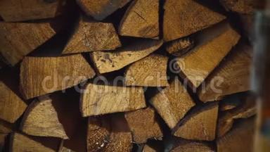 取暖用的柴堆。 准备好木柴